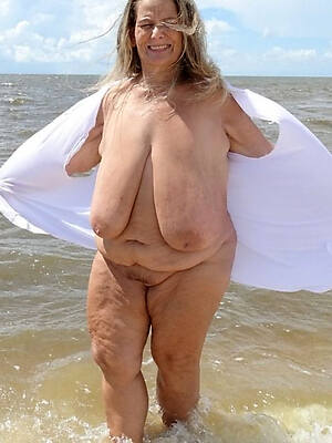 free hd mature beach boobs pics