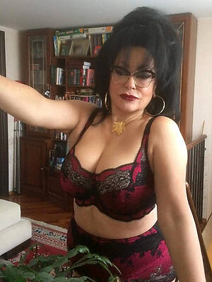 hot mature tenebrous posing nude