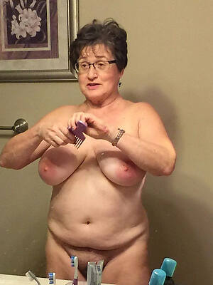 sexy mature housewives posing nude
