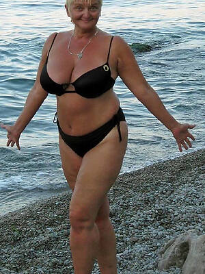 mature woman in bikini porn pics