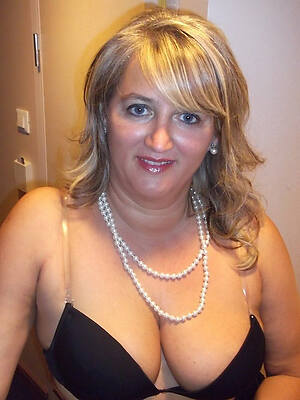 unorthodox pics of hot mature women in bra