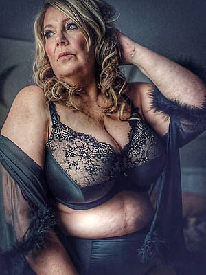 hot mature in bra adult home pics