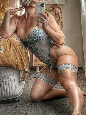 hot mature pussy reverence posing nude