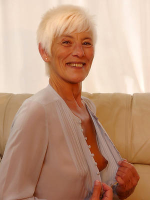 mature white lady posing nude