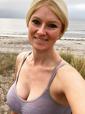 natural mature tits in the air bras shows off everything