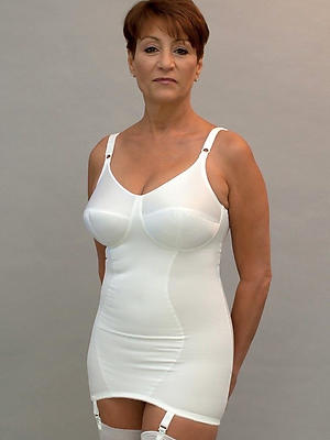 classic mature women posing meagre