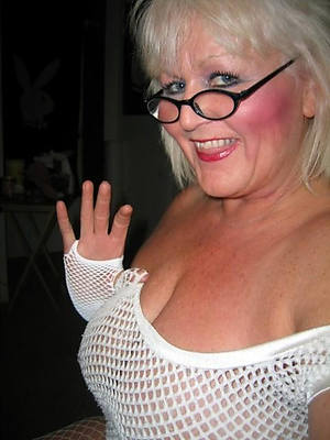 unconforming porn pics of beauty mature selfie
