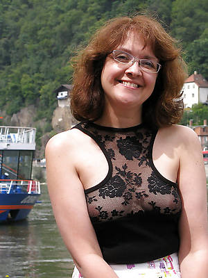 amature non nude mature