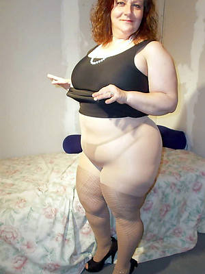 hot thick women displaying her pussy